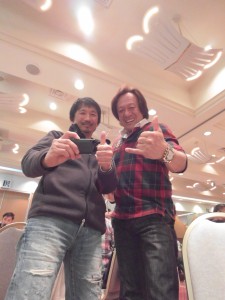 前夜の懇親会では、大先輩の村田基さんと。CASIOのEXILIMでリモコン撮影を試みた。