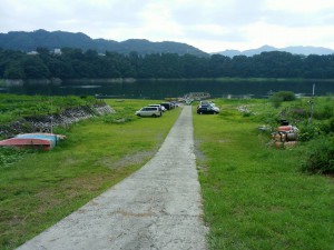 帰りに立ち寄った津久井湖は大減水中。